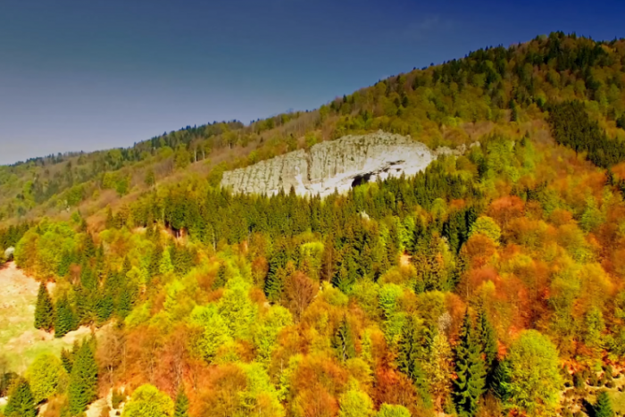 Ilustračný obrázok k článku VIDEO: Pohľad, aký sa len tak nenaskytne. Úchvatné letecké zábery Jánošíkovej skaly v 4K!