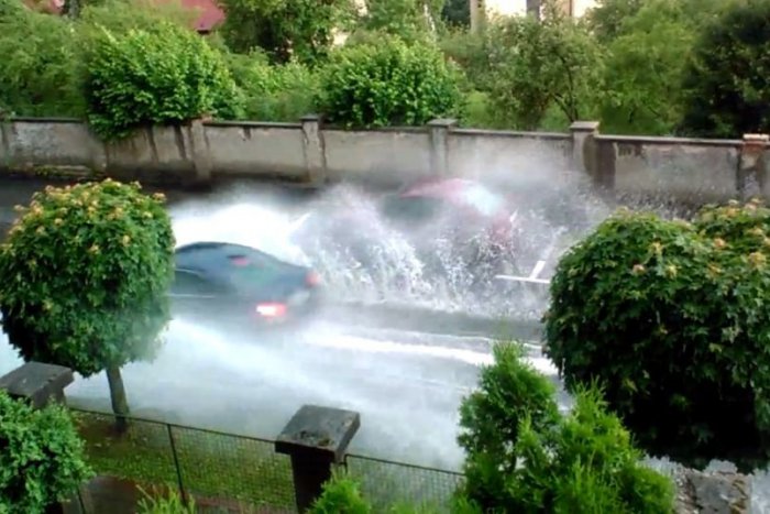 Ilustračný obrázok k článku VIDEO: Bystrická ulica zostala po daždi úplne zatopená! Kedy sa ľudia dočkajú nápravy?