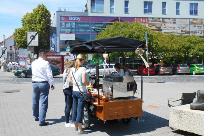 Ilustračný obrázok k článku FOTO: Káva priamo z retro bicykla. Netradičný nápad Bystričanov rovno v centre mesta