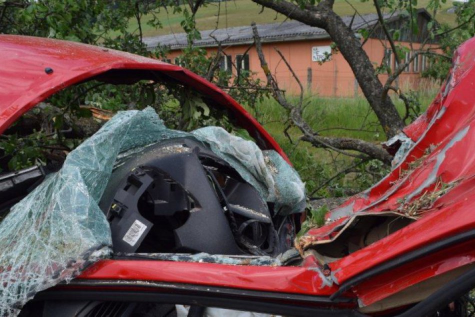 Ilustračný obrázok k článku Na ceste na Suchý vrch havarovalo auto: Zranenú osobu museli vyniesť hasiči