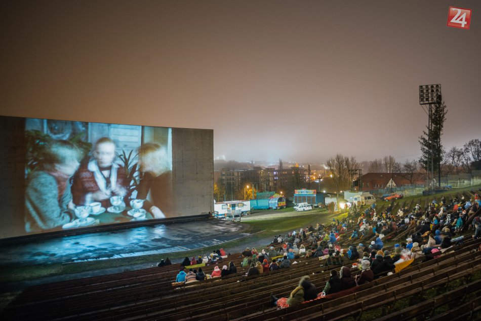 Ilustračný obrázok k článku Vianoce na amfiteátri vo veľkom štýle: Kapustnica, punč a Perinbaba z 35mm filmu