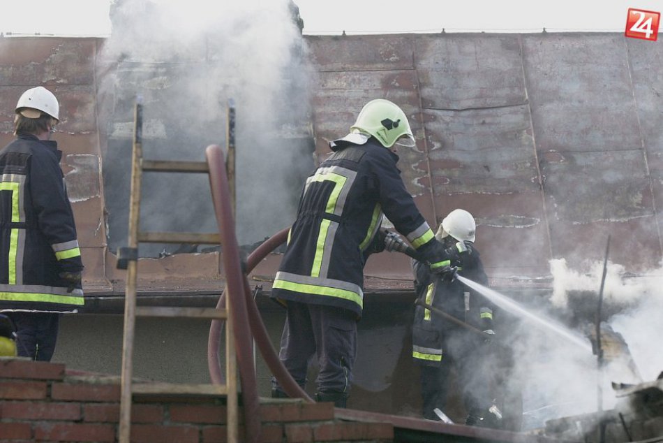 Ilustračný obrázok k článku Požiar v Bystrici: Hala v plameňoch, v akcii 13 hasičov