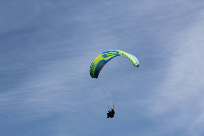 Ilustračný obrázok k článku Zásah záchranárskeho vrtuľníka z Bystrice. Paraglajdista uviazol desiatky metrov nad zemou