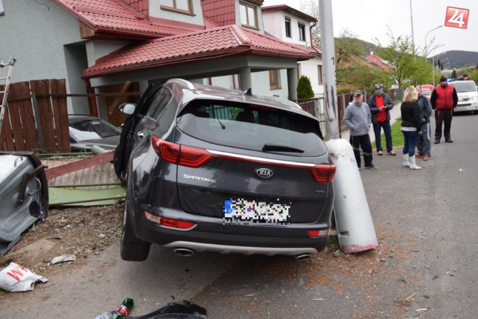 Ilustračný obrázok k článku FOTO: Bystričan (18) si vodičák dlho neužil. Poškodil kontajnery, stĺp, aj stojace auto