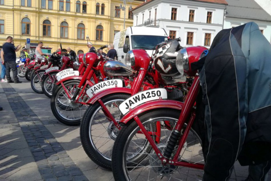 Ilustračný obrázok k článku FOTO: Retro zraz v centre Bystrice. Historické motocykle sa predviedli aj v pohybe