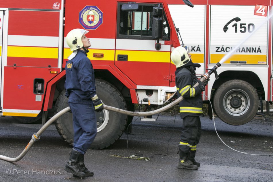 Ilustračný obrázok k článku Dom v Bystrici zachvátili plamene. Na mieste zasahuje 14 hasičov
