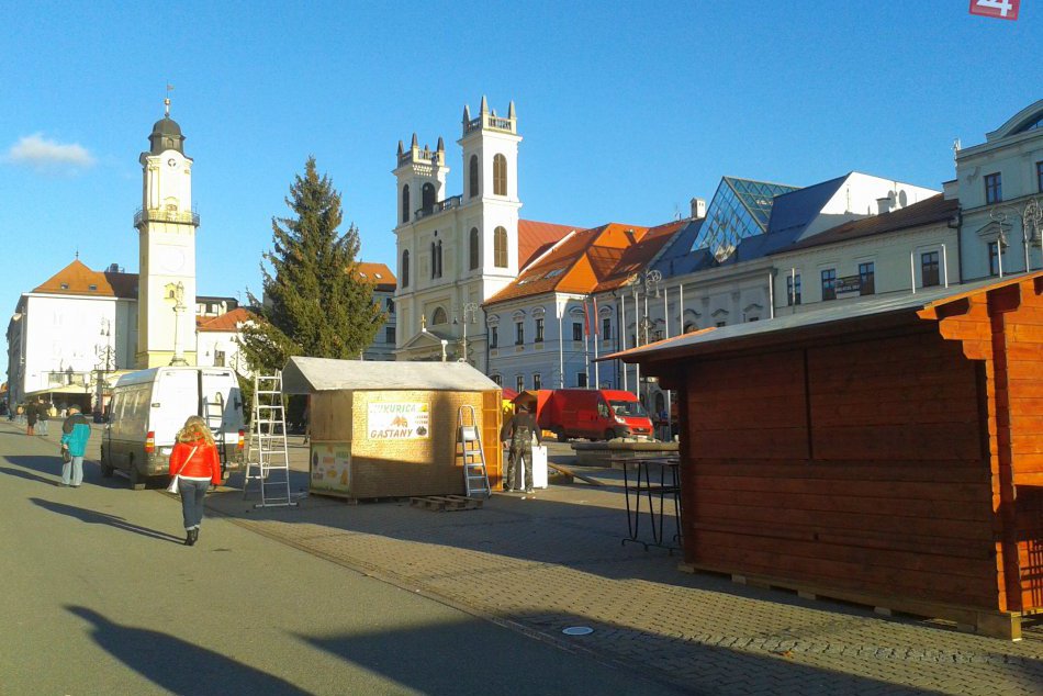 Ilustračný obrázok k článku FOTO: Aktuálne zábery z centra Bystrice. Mesto začína dýchať vianočnou atmosférou