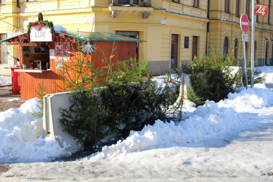 Ilustračný obrázok k článku HLASUJTE: Vianočne vyzdobený betón. Ako vnímate zátarasy v centre Bystrice?