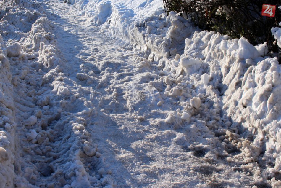 Ilustračný obrázok k článku Katastrofálny stav bystrických chodníkov po snežení. Aké opatrenia prijalo mesto?