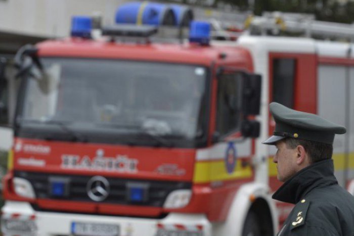 Ilustračný obrázok k článku Zrážka auta s autobusom pri Táloch: V akcii hasiči i záchranári