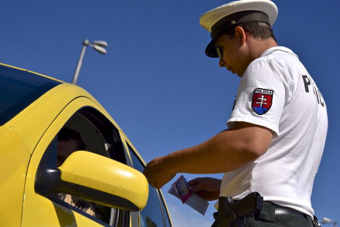 Ilustračný obrázok k článku ZOZNAM dopravných hliadok v Revúckom okrese: Na akých autách budú číhať policajti?