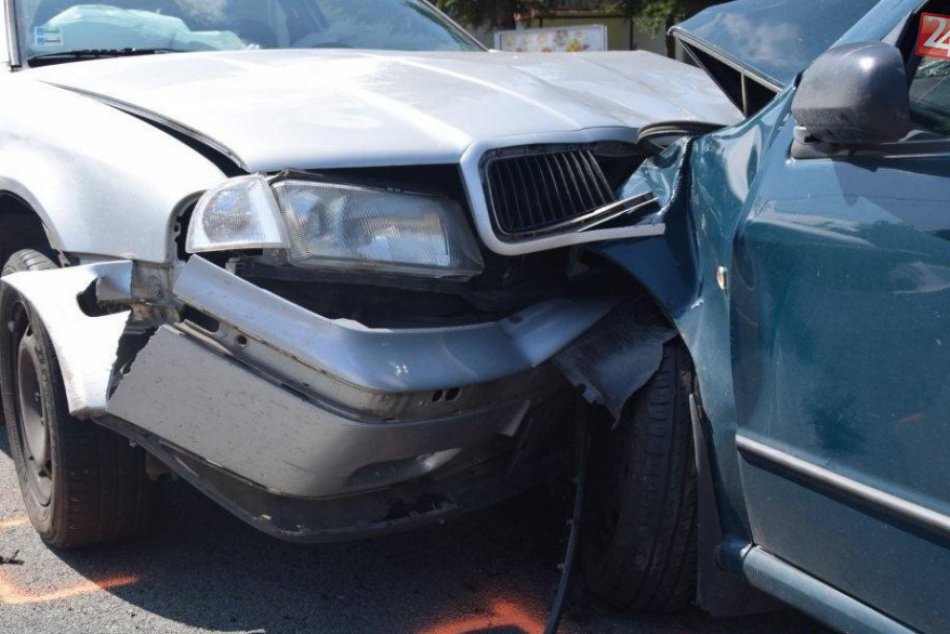 Ilustračný obrázok k článku Nehoda 2 áut na rýchlostnej ceste v Bystrici. Na mieste aj zranená osoba