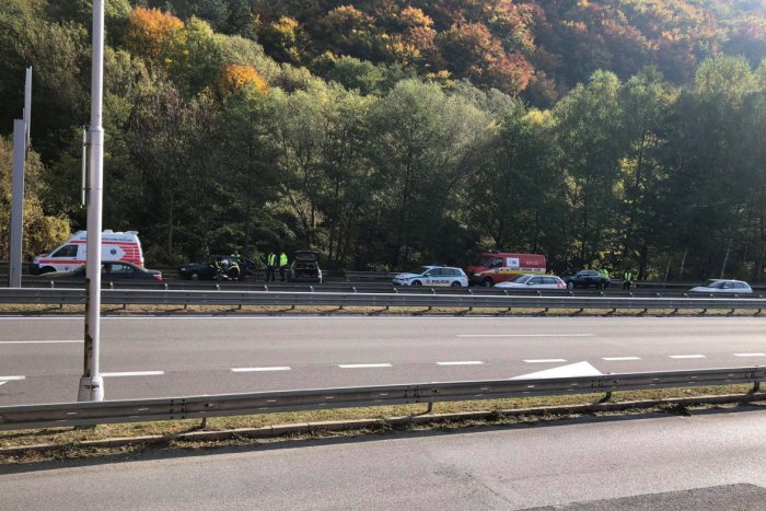 Ilustračný obrázok k článku Na rýchlostnej ceste R1 v Bystrici došlo k nehode. Jedna osoba je zranená