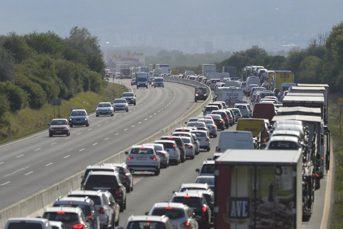 Ilustračný obrázok k článku Obmedzenie na R1 v smere na Bystricu: V 2 pruhoch sa presúva kolóna nákladných vozidiel