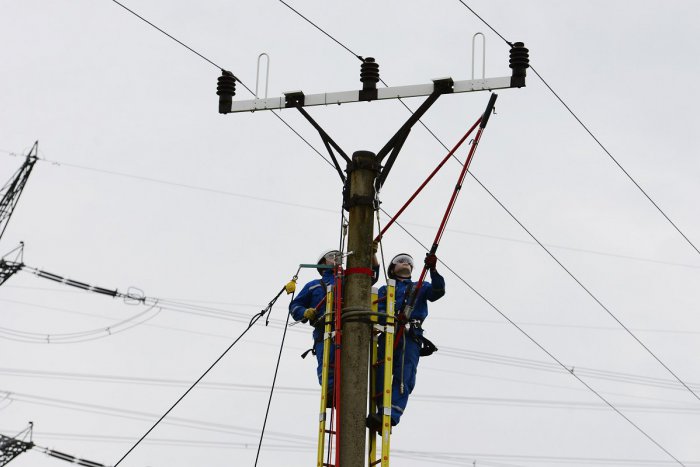 Ilustračný obrázok k článku Víchrica spôsobila v Banskobystrickom kraji masívne výpadky elektriny. Kde všade sú bez prúdu?