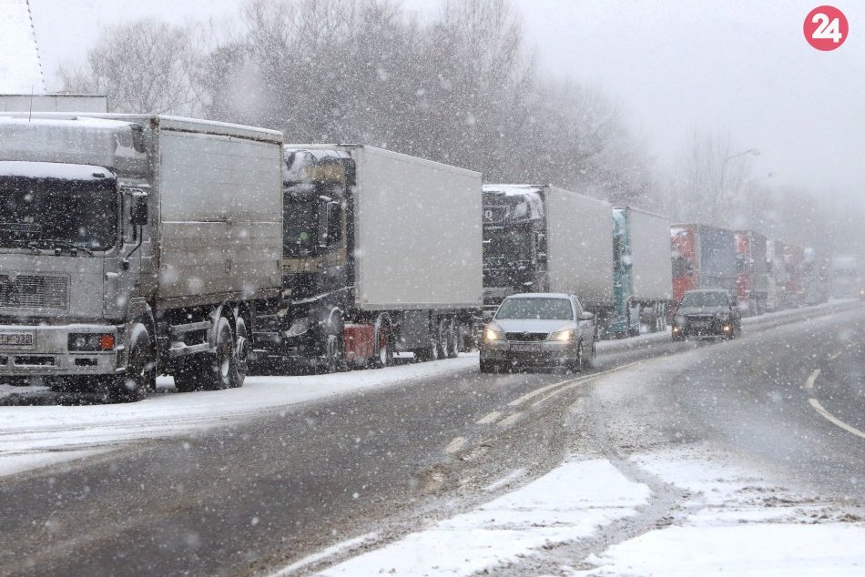 Ilustračný obrázok k článku Husté sneženie komplikuje dopravu: Donovaly aj Šturec sú pre kamióny UZAVRETÉ