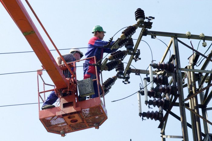 Ilustračný obrázok k článku Silný vietor zapríčinil rozsiahle výpadky elektriny. Problémy sú aj v obci pri Bystrici