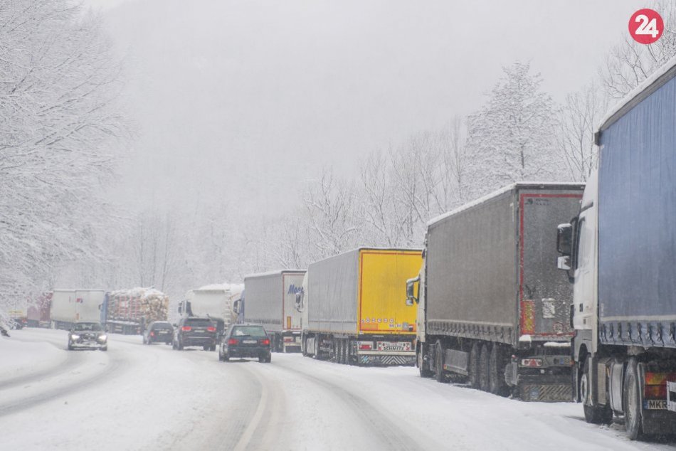 Ilustračný obrázok k článku Vodičov pri Bystrici potrápi husté sneženie: Policajti hlásia dopravné obmedzenia