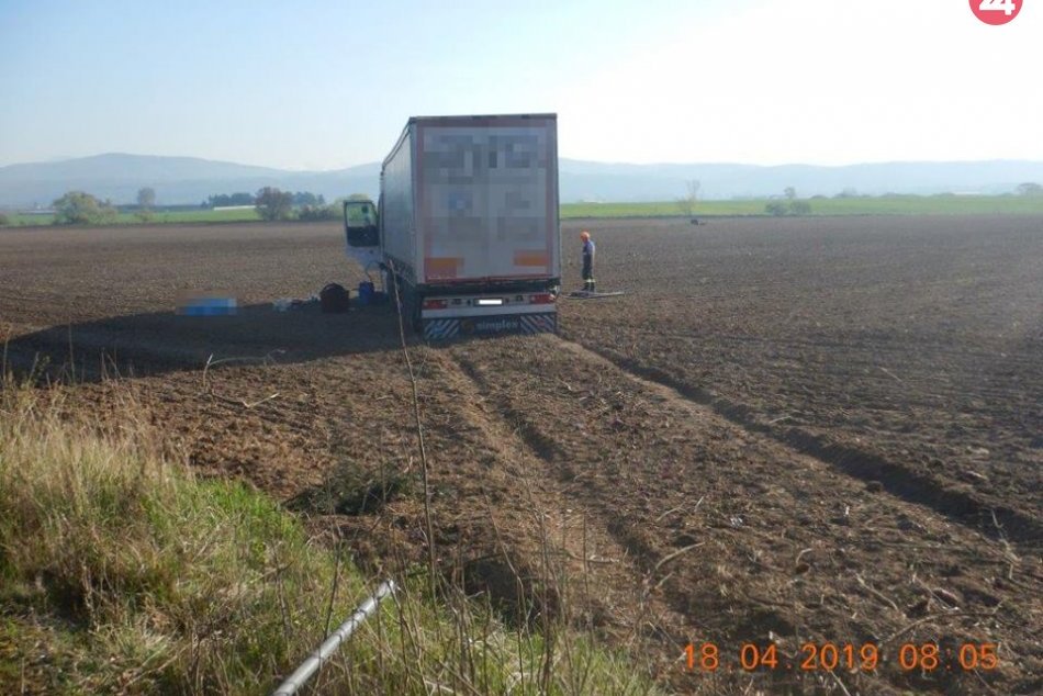 Ilustračný obrázok k článku Na R1 pri Sielnici zišiel kamión do poľa. Vodič nehodu neprežil, FOTO