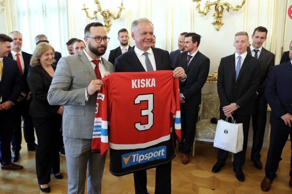 Ilustračný obrázok k článku Kiska privítal hokejových majstrov z Bystrice. Týmito slovami ho pobavili, FOTO