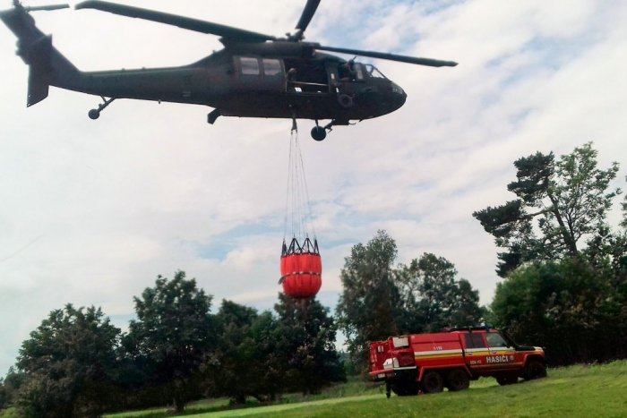 Ilustračný obrázok k článku Hasiči likvidujú požiar pri obci Bystrá najmodernejším vrtuľníkom, ktorý má premiéru, FOTO
