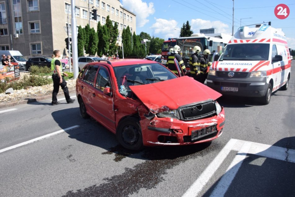 Ilustračný obrázok k článku Polícia prehovorila o nehode auta s trolejbusom v Bystrici. Zranilo sa aj ročné dieťa, FOTO