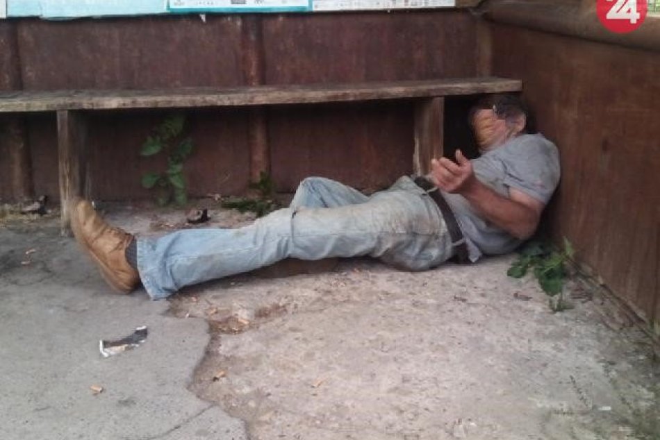 Ilustračný obrázok k článku Na zastávke bystrickej MHD ležal muž. Na pomoc musel čakať desiatky hodín, FOTO
