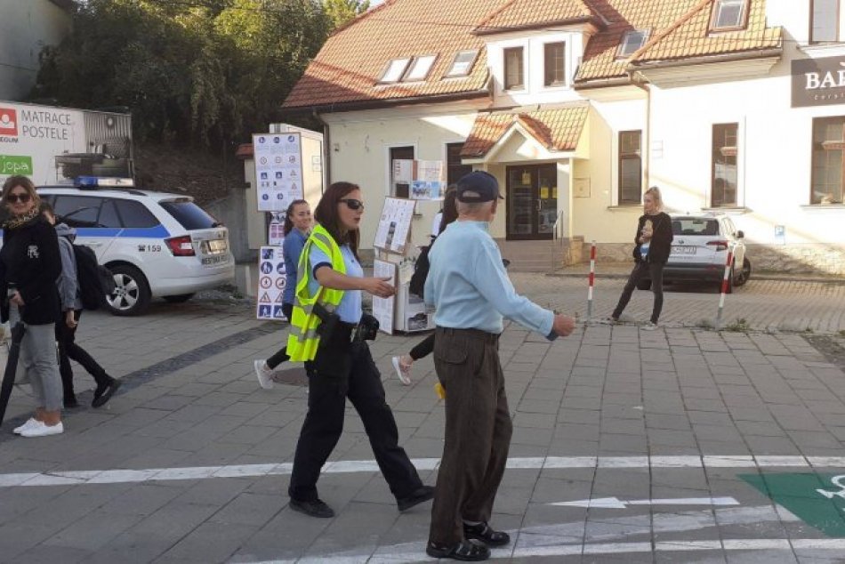 Ilustračný obrázok k článku Bystričania dostali lekciu od policajtov: Niektorí to vítali, iní reagovali podráždene, FOTO