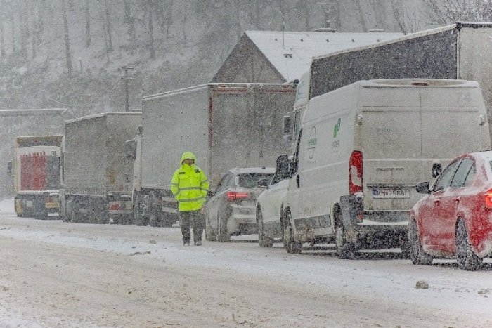 Ilustračný obrázok k článku Sneh už narobil problémy: Donovaly sú pre kamióny neprejazdné, FOTO
