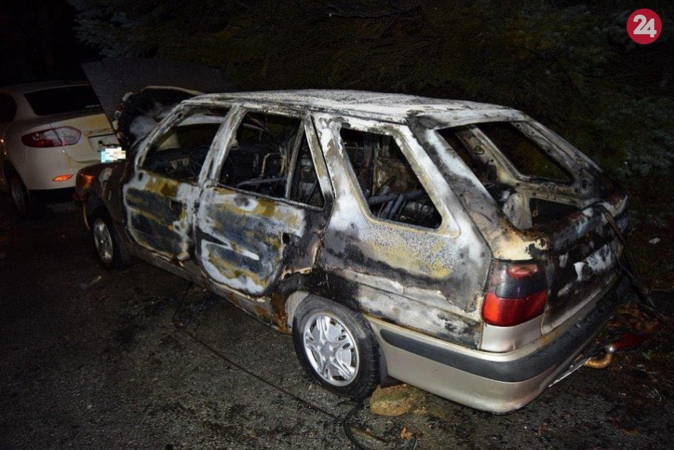 Ilustračný obrázok k článku V Bystrici sa vznietilo odparkované auto. Požiar poškodil aj vozidlo pred ním, FOTO