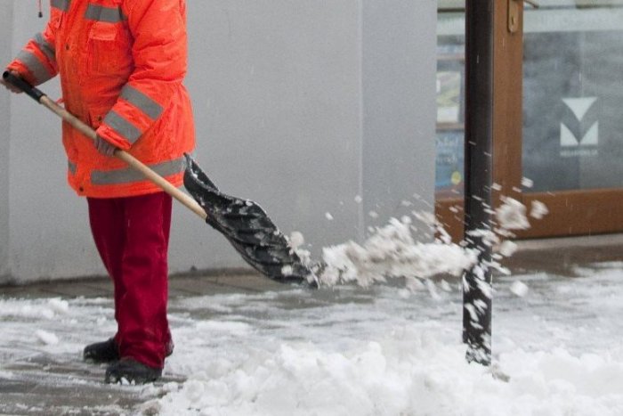 Ilustračný obrázok k článku O chodníky v Bystrici sa postará nový dodávateľ: Ako je pripravený na zimu?