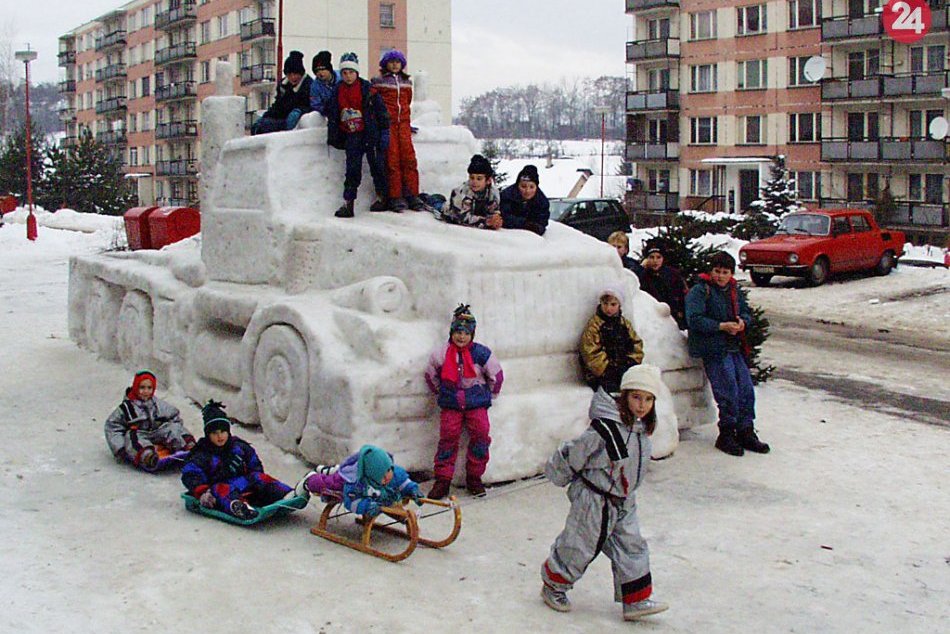 Ilustračný obrázok k článku Retro zábery zimy vo Zvolene: Pred 21 rokmi nasadli deti na snehové autá, FOTO