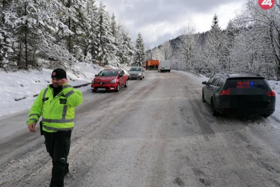 Ilustračný obrázok k článku Sneh spôsobuje komplikácie: Na horských priechodoch treba rátať s obmedzeniami