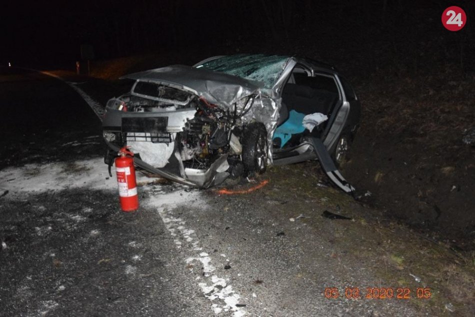 Ilustračný obrázok k článku Po čelnej zrážke odhodilo auto do priekopy: Tornaľčan s ťažkými zraneniami, FOTO