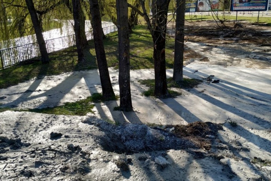 Ilustračný obrázok k článku Čo sa to stalo pri Hrone v Bystrici? Cement zalial trávu aj stromy, FOTO