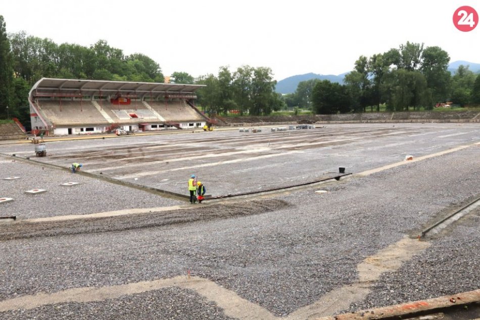 Ilustračný obrázok k článku Takto budujú atletický štadión v Bystrici: Lákať bude aj novinkou, FOTO