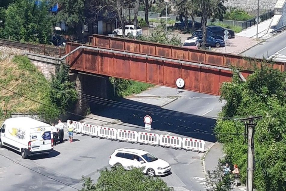 Ilustračný obrázok k článku Vodiči, dajte si pozor: Most cez Hron už uzavreli, na TOTO upozorňuje polícia
