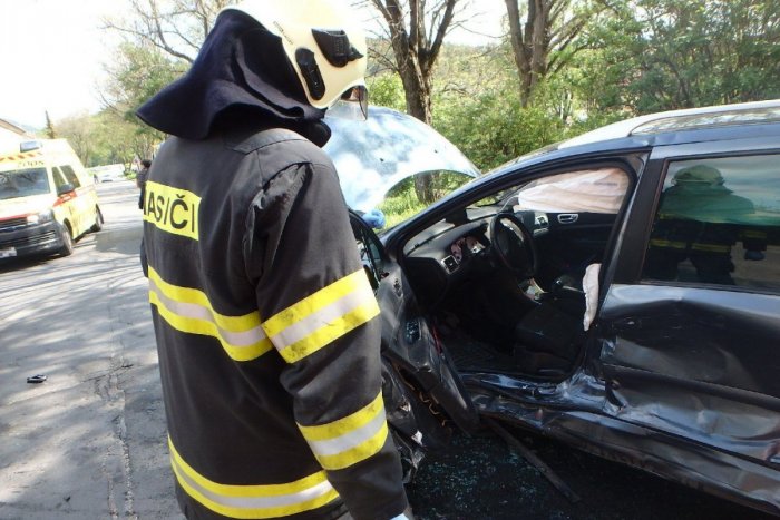 Ilustračný obrázok k článku Na Fončorde došlo k nehode 2 áut: Záchranári ratujú zranenú osobu