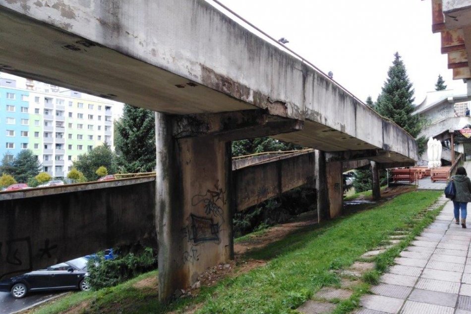 Ilustračný obrázok k článku Rázny krok mesta: Schodisko a bezbariérovú rampu v Sásovej okamžite uzavrú, FOTO