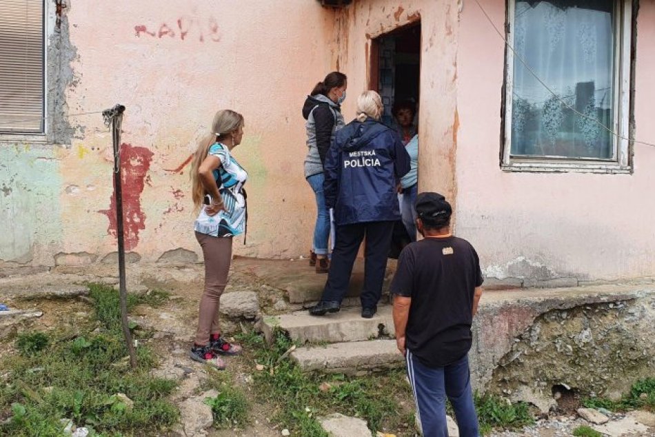 Ilustračný obrázok k článku Akcia mestských policajtov v bystrických rómskych osadách: Rozdávali aj rúška, FOTO