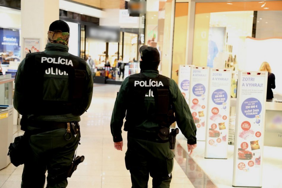 Ilustračný obrázok k článku Policajná kontrola v nákupnom centre: Dodržiavajú Bystričania nariadenia vlády? FOTO