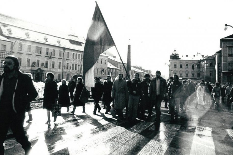 Ilustračný obrázok k článku Zlomové okamihy Novembra 89 deň po dni: Ako prebiehala Nežná revolúcia v Bystrici?
