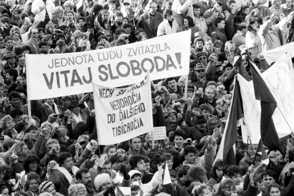 Ilustračný obrázok k článku Keď v Bystrici vyvesili zástavy: Aký bol 17. november v spomienkach osobností revolúcie? FOTO