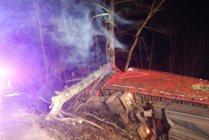 Ilustračný obrázok k článku Nehoda opitého kamionistu pri Štiavnici má následky: Do vody unikli ropné látky!