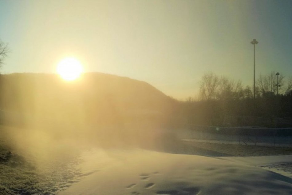 Ilustračný obrázok k článku Už sa to sype: Slnečné ráno, no v Bystrici predsa vo veľkom sneží, FOTO