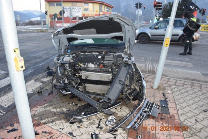 Ilustračný obrázok k článku FOTO z miesta nehody na známej bystrickej križovatke: Odniesol si to aj semafor