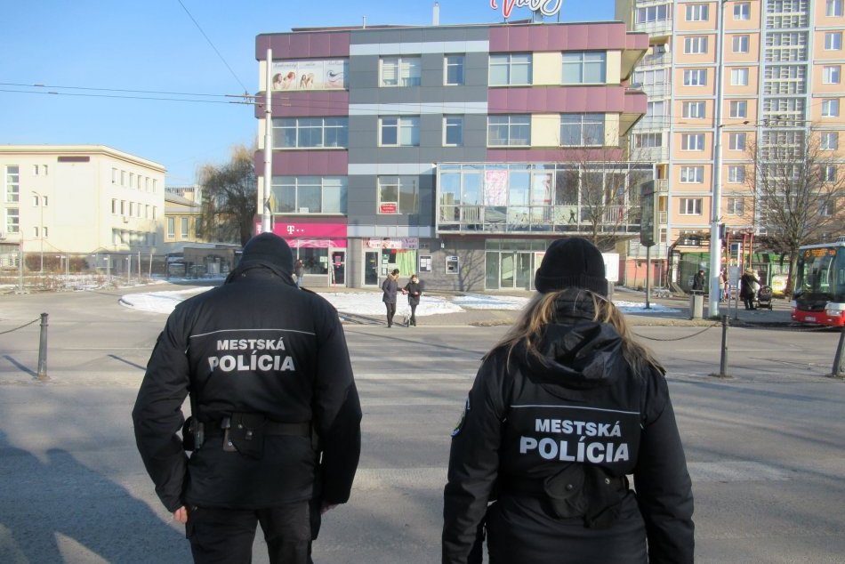 Ilustračný obrázok k článku Mestskí policajti upozornili Bystričanov: Ak potrebujete pomoc, toto nerobte