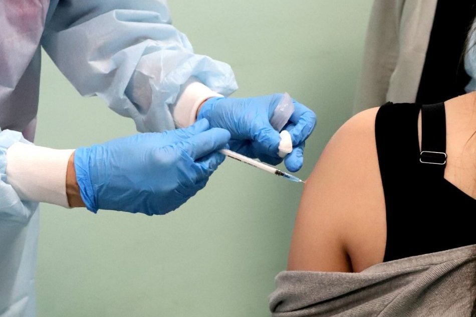 Ilustračný obrázok k článku Očkovanie učiteľov v Bystrici v plnom prúde: Za víkend dostane vakcínu tisíc ľudí