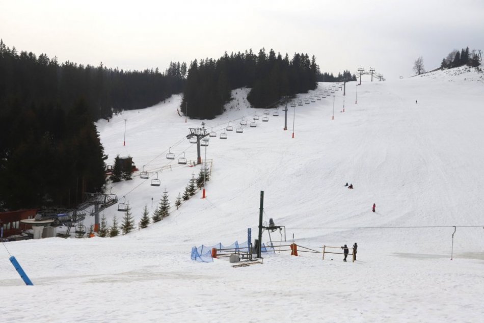 Ilustračný obrázok k článku Smutný pohľad pre lyžiarov: Na Donovaloch je snehu stále dosť, vleky však stoja, FOTO
