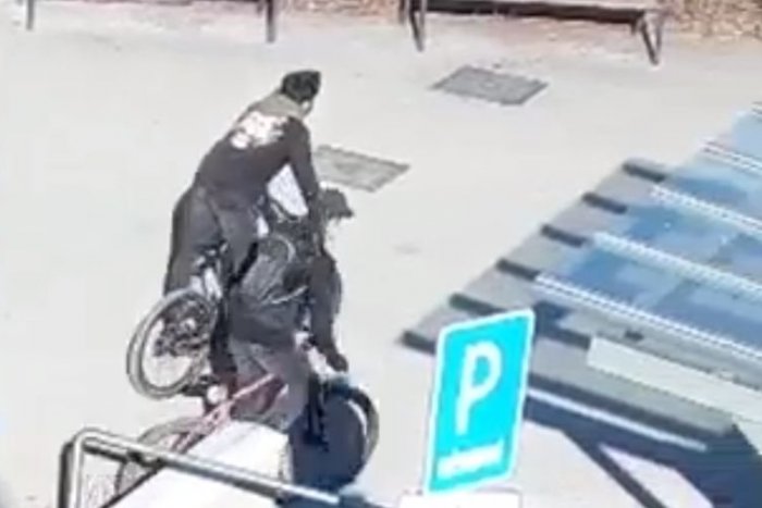 Ilustračný obrázok k článku Cyklisti v Bystrici zrazili malého chlapca: Polícia zverejnila VIDEO, spoznávate ich?